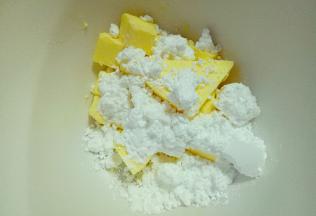 室温软化的黄油，加入糖粉。用的感动打蛋器打发。