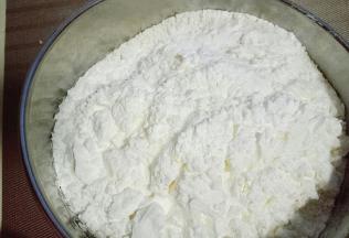 筛入低筋面粉和玉米淀粉。