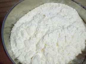 筛入低筋面粉和玉米淀粉。