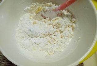 用硅胶铲翻拌均匀。