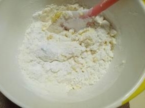 用硅胶铲翻拌均匀。