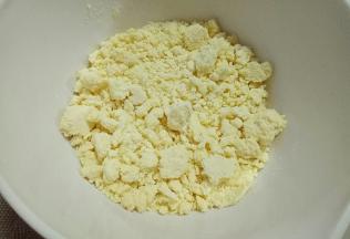 偏干状，不干不是湿，做出来的饼干口感才好。