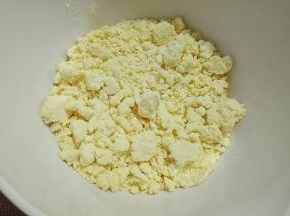 偏干状，不干不是湿，做出来的饼干口感才好。