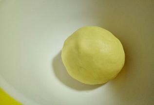 揉成面团，包上保鲜膜放入冰箱冷藏30分钟。