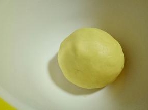 揉成面团，包上保鲜膜放入冰箱冷藏30分钟。