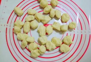 从冰箱取出面团会有些硬，回温一会儿就好，分成均匀的等份小面团。