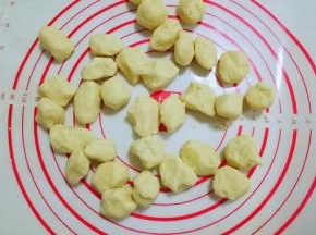 从冰箱取出面团会有些硬，回温一会儿就好，分成均匀的等份小面团。