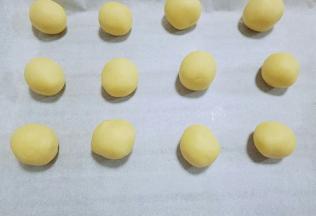 揉圆放在垫好锡纸的烤盘上。并间隔一些距离，如图。