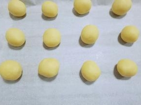 揉圆放在垫好锡纸的烤盘上。并间隔一些距离，如图。