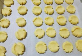 用大拇指轻轻按压，无需太用力。避免中间太薄，看出来的饼干容易断裂。