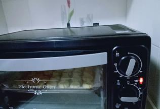 烤箱170度预热5分钟，烤盘入烤箱中层，烤18-20分钟(每家烤箱温度不同，温度及时间适当调整，根据自己烤箱性能来)