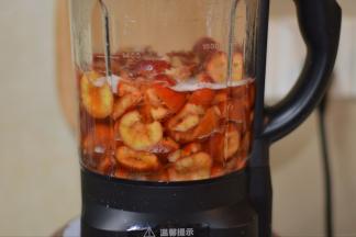 1，山楂洗净后，对半切开去核，然后连同老冰糖一起放入破壁机中。