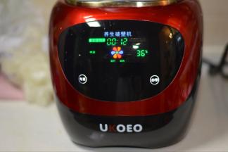 2，加入清水，选择中汤模式开启煮至。