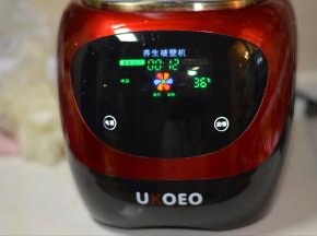 2，加入清水，选择中汤模式开启煮至。