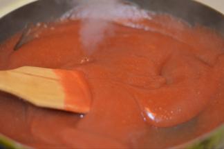 4，开启搅拌功能，将山楂搅拌成顺滑的糊状。