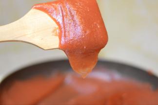 5，然后将搅拌好的山楂倒入平底锅中，开小火慢慢炒至稍有浓稠状态即可离火。（做成山楂糕需要继续炒，具体方法自己去搜吧）