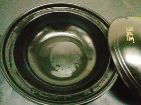 准备一个保温性比较好的锅，盛入牛排骨汤