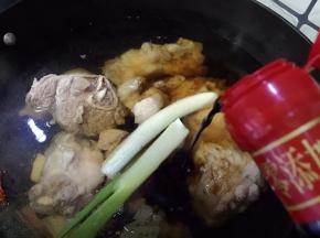 倒入老抽