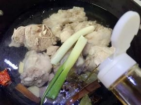 倒入料酒