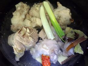 大骨头配料一起下锅，添水没过骨头块