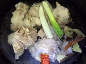 大骨头配料一起下锅，添水没过骨头块