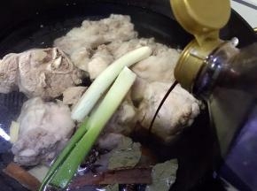 倒入生抽