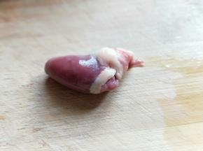 鸭心买回来洗干净。