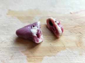 将鸭心头切掉。