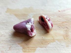 将鸭心头切掉。