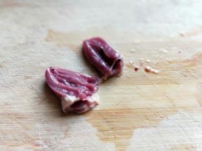 再将鸭心一切二，依次做完。