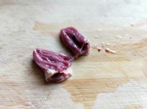 再将鸭心一切二，依次做完。