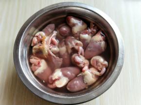 补一张图，买回来的鸭心冲洗干净后，用冷水泡15分钟。