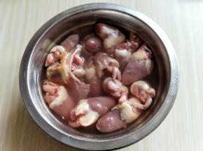 补一张图，买回来的鸭心冲洗干净后，用冷水泡15分钟。