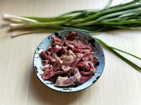 大蒜去皮，去根。