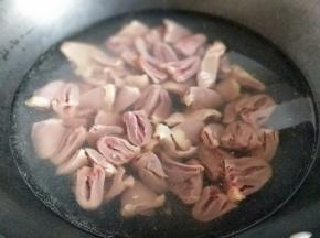 鸭心焯水，水烧开后下入切好的鸭心，大火烧开2分钟捞出。