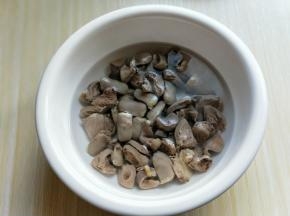 捞出后用冷水反复冲洗，直到鸭心表面没有杂质。