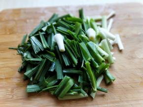 去皮的大蒜洗干净，切段。