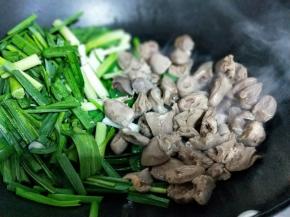 起油锅，加入葱姜蒜煸炒，炒出香味时加入鸭心，再加切好的大蒜。