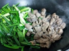 起油锅，加入葱姜蒜煸炒，炒出香味时加入鸭心，再加切好的大蒜。