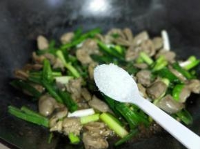 加入白砂糖，快速翻炒，即可出锅。