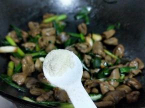 关火后加入鸡粉，借助余温再次翻炒。