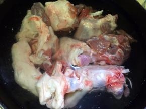 凉水下锅焯去血沫