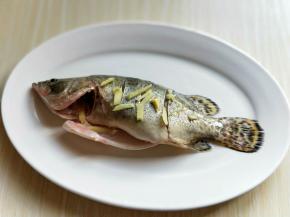 放上切好姜丝。