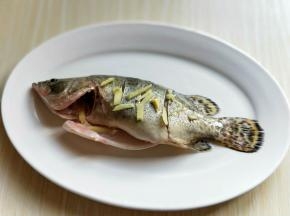 放上切好姜丝。