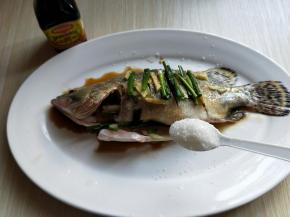 加入白砂糖，腌制20分钟。