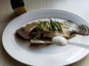 加入白砂糖，腌制20分钟。