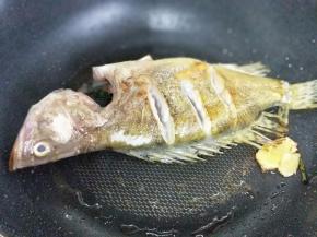 锅烧热，先用生姜擦一下锅底，(这样煎鱼不容易把鱼皮粘掉。)煎至两面金黄，盛出备用。