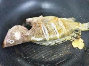 锅烧热，先用生姜擦一下锅底，(这样煎鱼不容易把鱼皮粘掉。)煎至两面金黄，盛出备用。