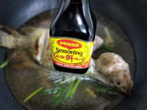 放入煎好的鱼，倒入料酒。加入盐。
加入开水大火烧开，转小火等鱼烧到鱼身可以用铲子拨动，等汤汁收的微浓时，用勺子盛汤往鱼身上浇。反复多次。