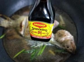 放入煎好的鱼，倒入料酒。加入盐。
加入开水大火烧开，转小火等鱼烧到鱼身可以用铲子拨动，等汤汁收的微浓时，用勺子盛汤往鱼身上浇。反复多次。